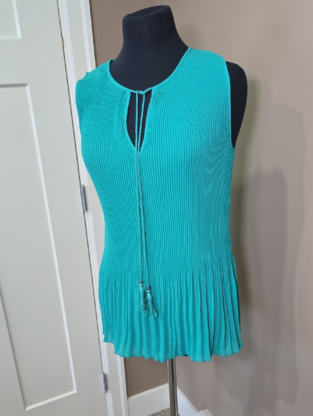 3/$30 JANE and DALENCY Teal Ribbed Sleeveless Pleated-Hem Top